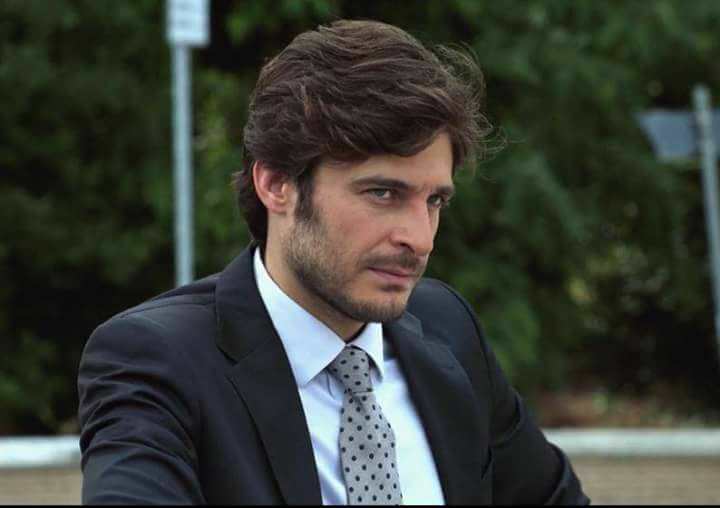 L’attore Lino Guanciale torna ad essere Enrico Vinci in “Non dirlo al mio capo”