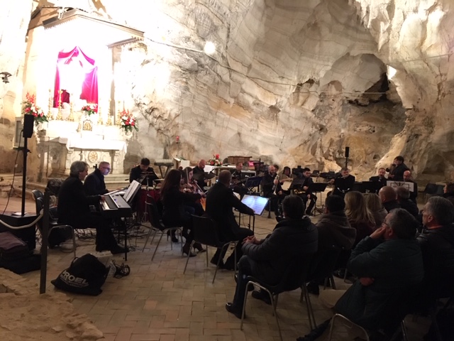 Epic Music Orchestra, spettacolare concerto nella Grotta-Santuario di S. Michele dell’UNESCO