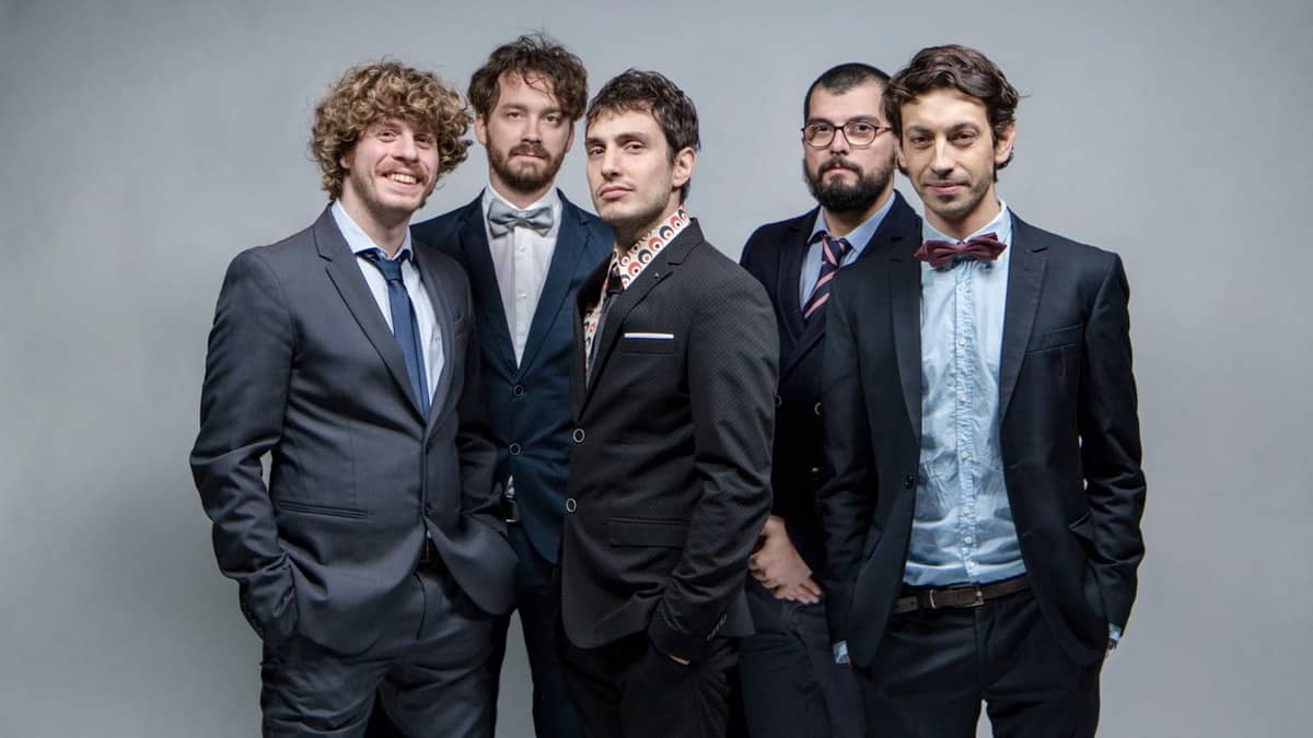 Lo Stato Sociale e l’autobiografia del nostro tempo: “Sesso, droga e lavorare”