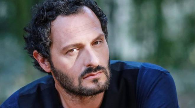 Fabio Troiano a teatro con ‘La camera azzurra’: “Senza amore e passione che vita sarebbe?”