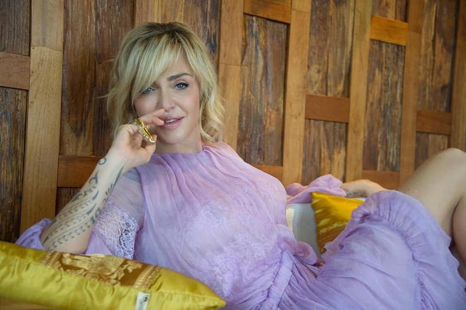 Paola Barale tra creatività e volontariato: “Il virus ci ha tolto tutto, ma non l’entusiasmo di ricominciare”