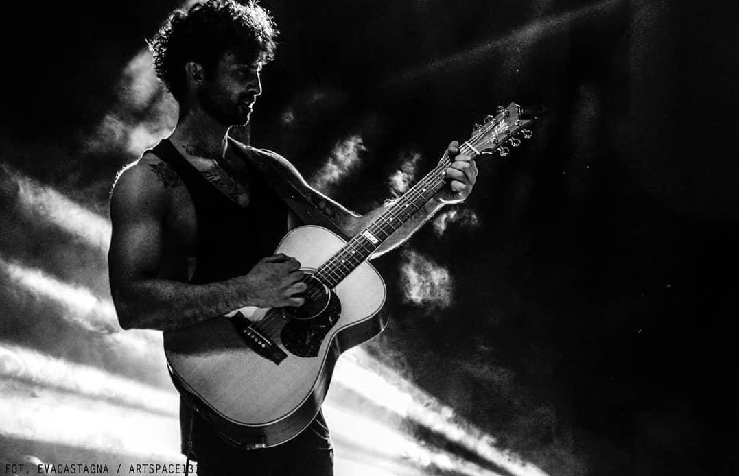 “AMORE E AMUCHINA”: IL SINGOLO DI DEBUTTO DI PIEROZZI, CHITARRISTA E FONDATORE DEI DEAR JACK