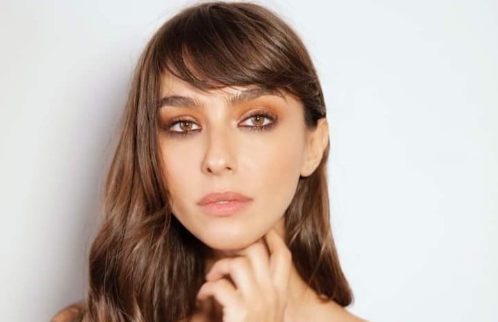 “Nel bagno delle donne”, il nuovo film con Stella Egitto: “Essere attrice vuol dire vivere mille vite”