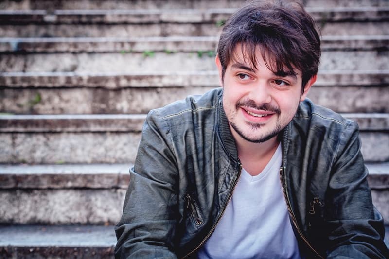 Francesco Russo in “Ritoccàti 2”: “È un mestiere difficile essere un attore. Ma è sempre meglio che lavorare”