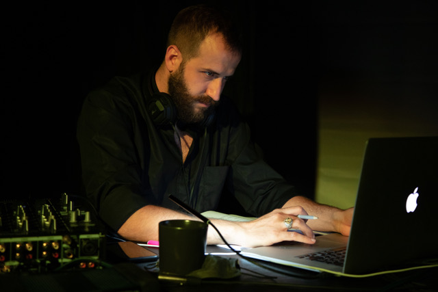 A teatro “Il sistema”, con Simone Guarany: “Recitare è cercare la verità”