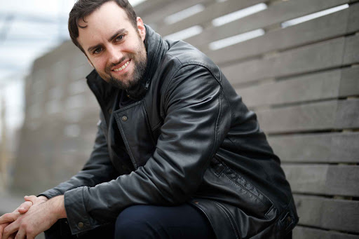Francesco Zenzola, tra i protagonisti de ‘L’ispettore Coliandro’: “Un attore lavora per il pubblico e l’entusiasmo per me è fondamentale”
