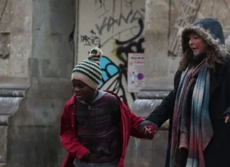 “Sotto le stelle di Parigi” basato su una storia vera di immigrazione e disuguaglianze sociali